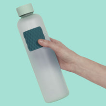 Speks Slabs square mesh green sensory sticker on a water bottle